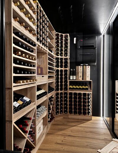 Komplett vinrom med eikegulv, heltre eik innredning, Thermocold EC10 og WineGuard Fixed og Classic glassystem