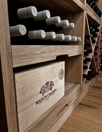 Caverack vinhyller i eik med uttrekkbar skuff til vinkasser – Vinteknikk showroom