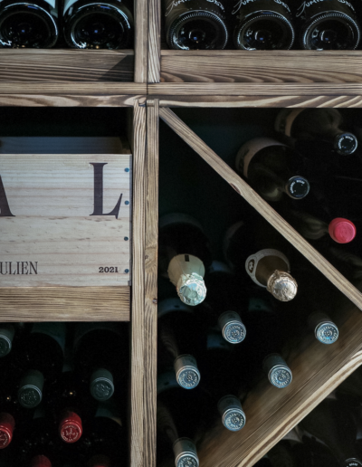 Vinromhylle i brent furu – Caverack kryssmodul med fine flasker liggende fremover