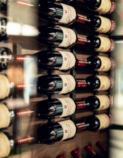 WineGuard Pure vinrom fra Vinteknikk, med rammeløse glassvegger, minimalistiske detaljer og integrert LED-belysning for et moderne og eksklusivt uttrykk.