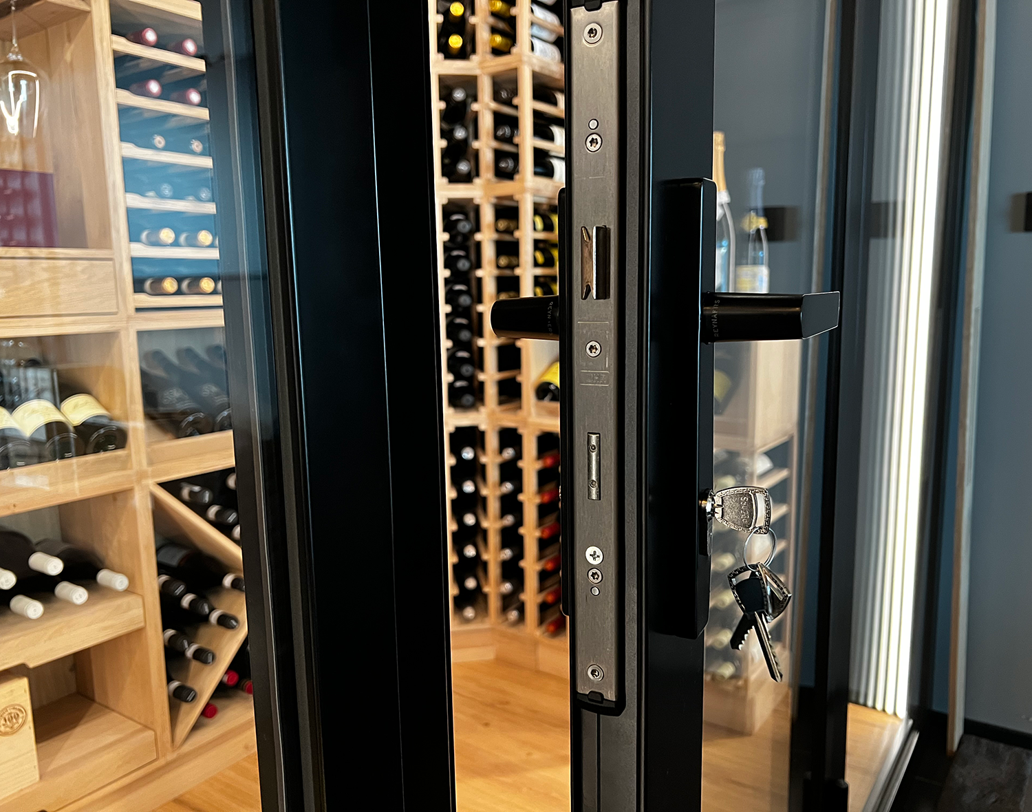 vinkelner som tar ut glass av vinhylle fra vinteknikk