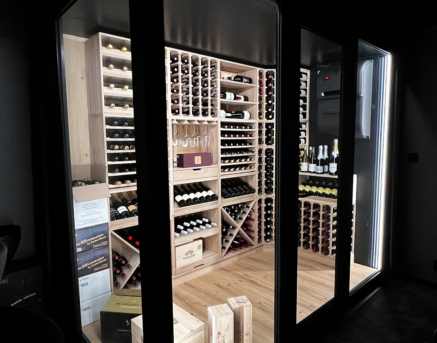 vinkelner som tar ut glass av vinhylle fra vinteknikk