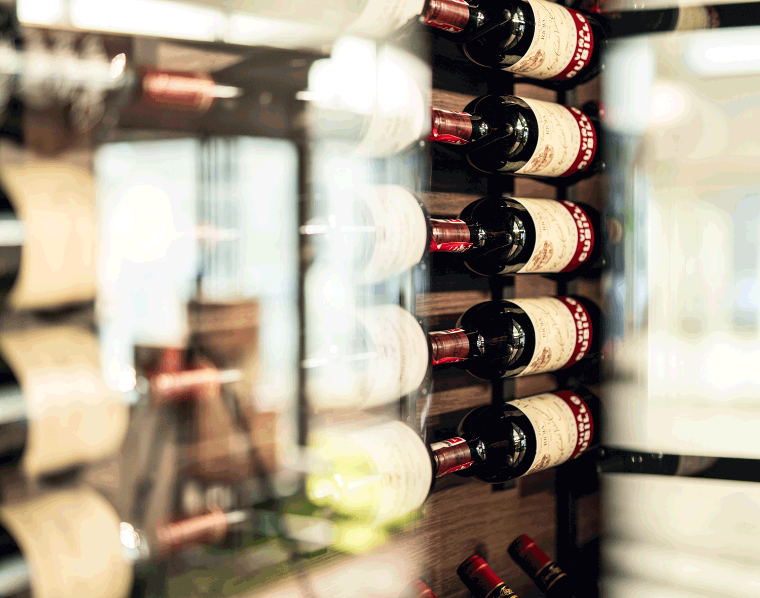 vinkelner som tar ut glass av vinhylle fra vinteknikk