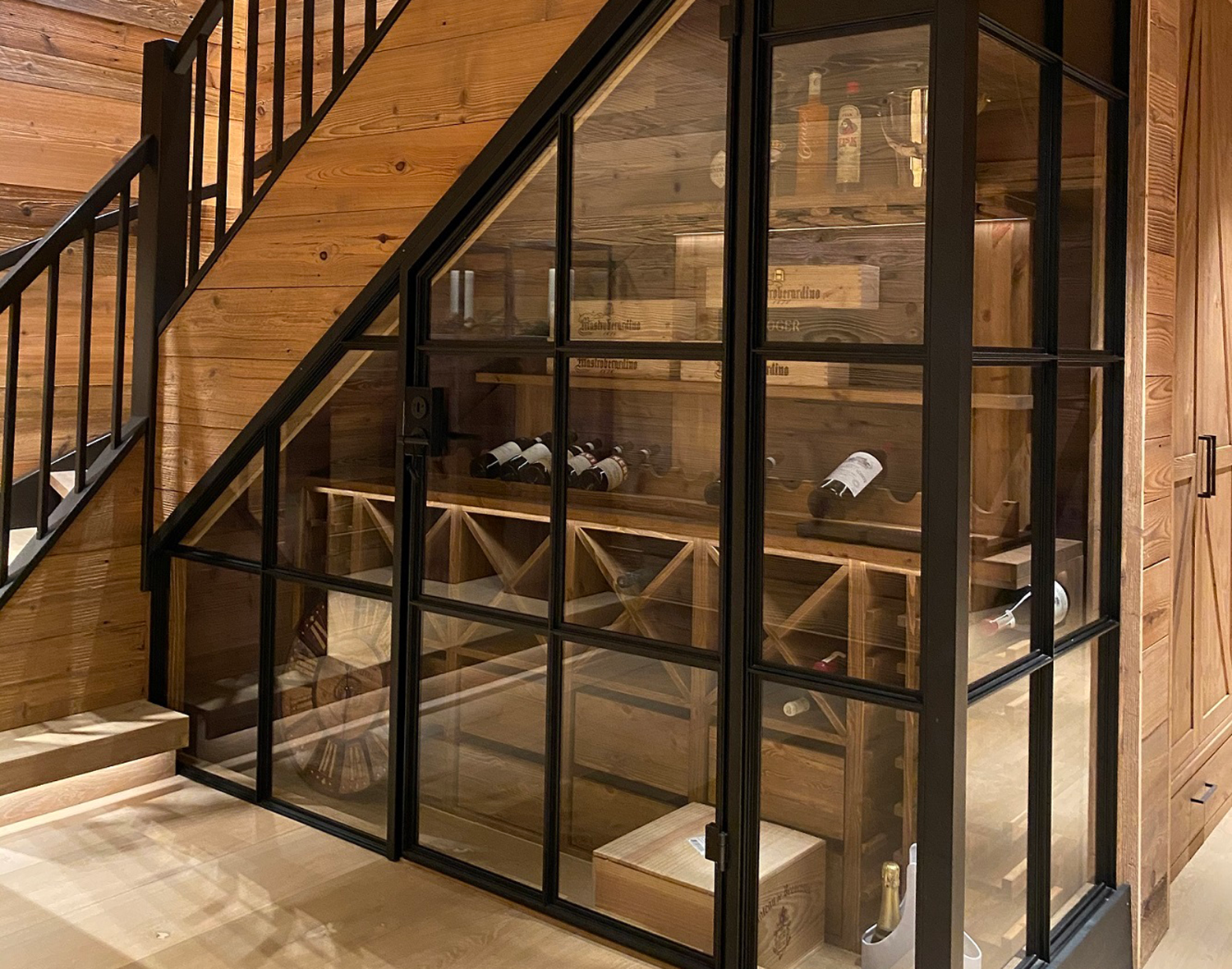 vinkelner som tar ut glass av vinhylle fra vinteknikk