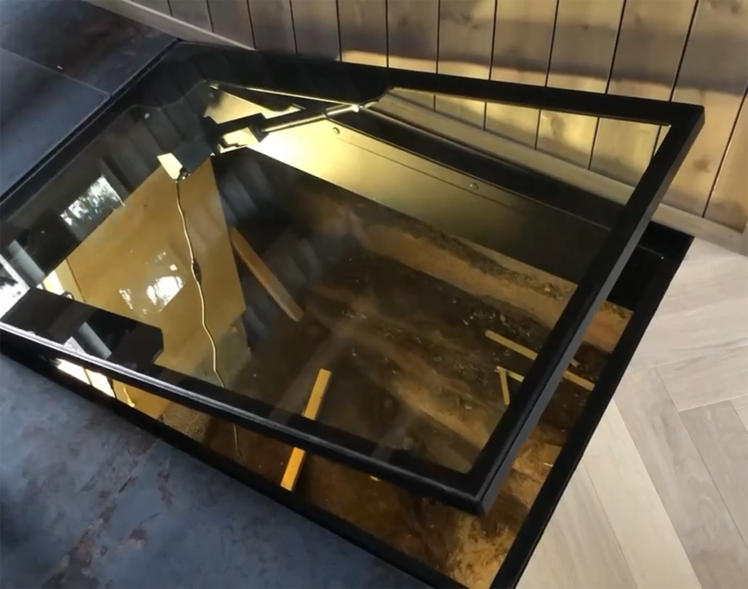 vinkelner som tar ut glass av vinhylle fra vinteknikk